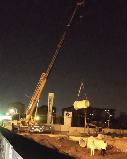 定安县“弯臂矫正”—— 吊车的 “形变补偿” 技术